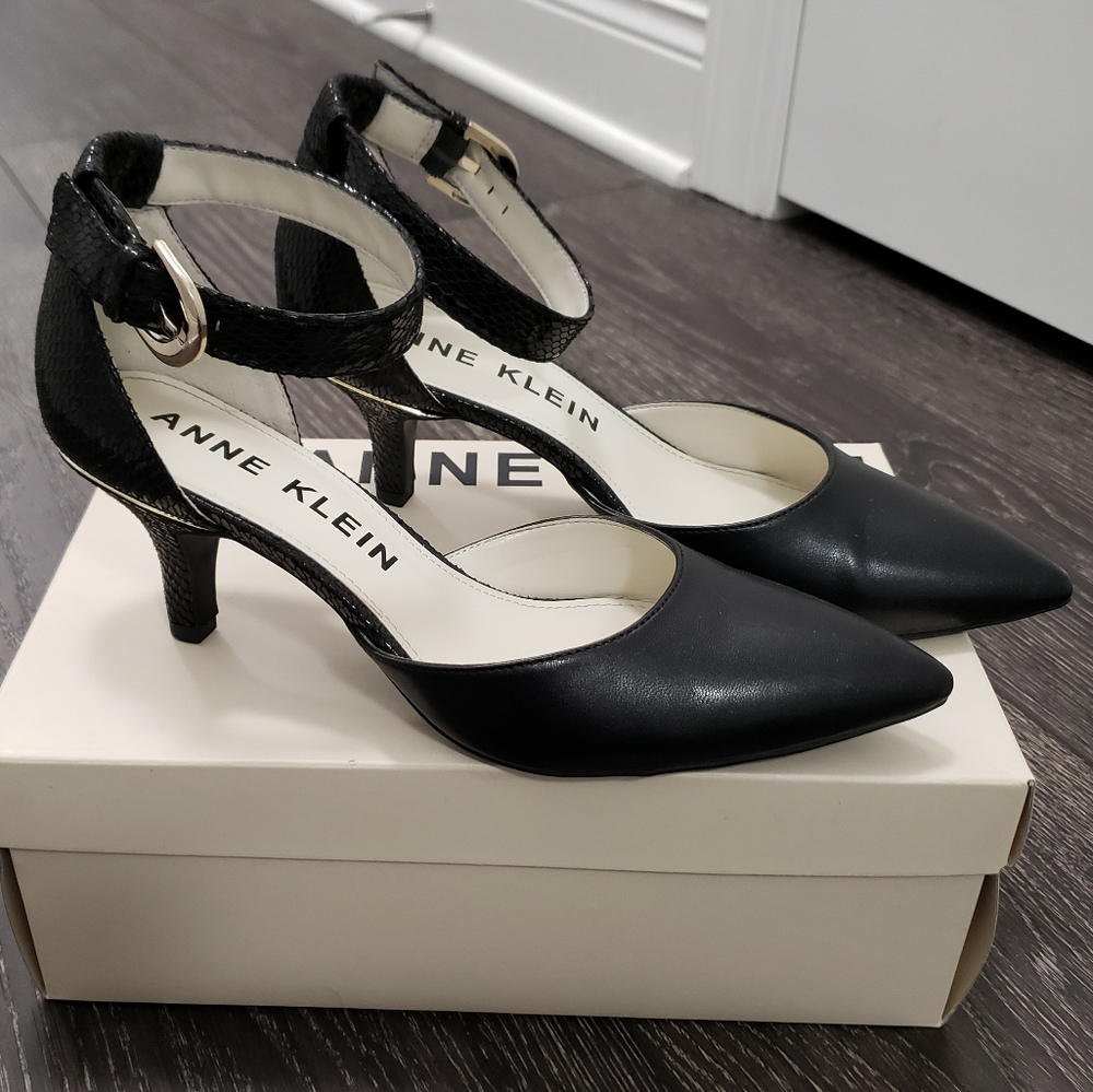 !Like NEW! Anne Klein Kitten Heels